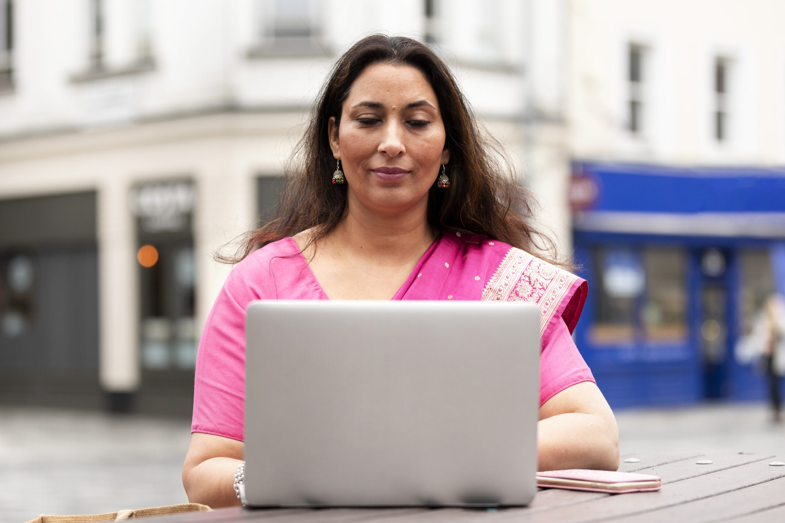 Madre tomando curso online